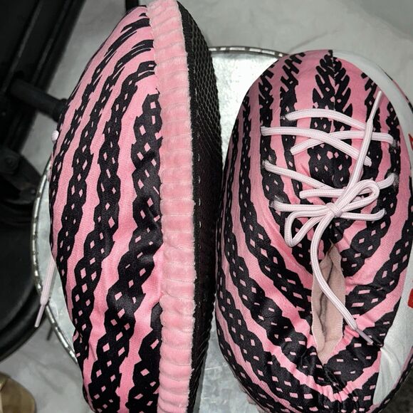 Designer Style Ultra Plush & Comfy Sneaker Slipper Unisex Fit To 11.5 Brand New. - Picture 3 of 6